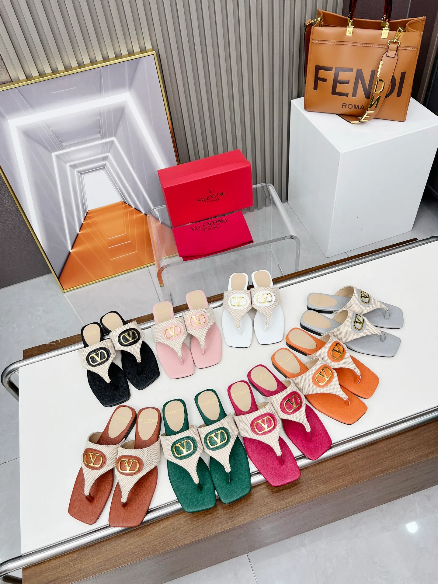 👟👟Ex-factory price 340👟👟 Genuine leather sole +30 Valentino, 25 new spring and summer Valentino color-blocked flat flip flops, sizes 35-43, leather sole +30